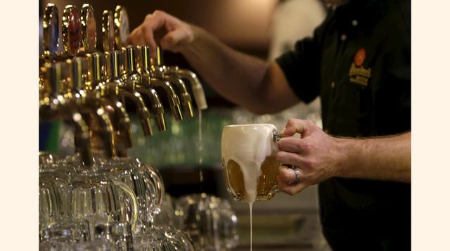Un bartender prepara un vaso de cerveza en Pilsen Prazdroj (Pilsner Urquell) en Plzen, República Checa. (Foto: Reuters)