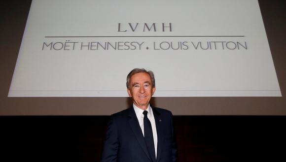 Bernard Arnault y el logo de LVMH. (Reuters).