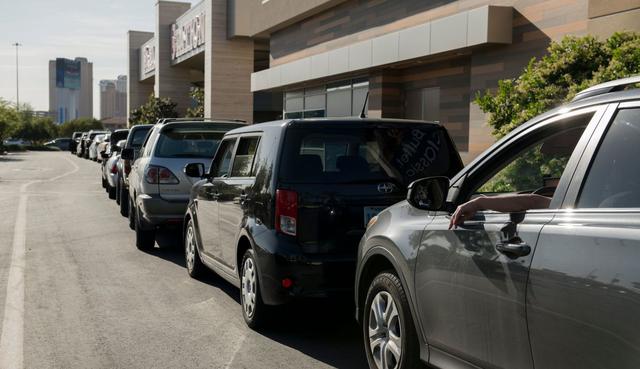 Muchos de los que ahora esperan en la fila son exempleados de casinos, despedidos durante el cierre. (AFP / Bridget BENNETT).