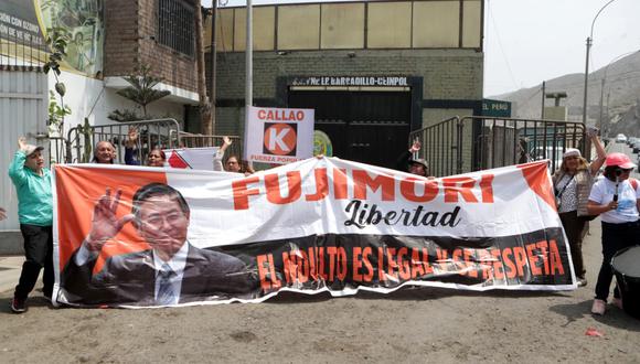 Simpatizantes del exmandatario Alberto Fujimori en exteriores del penal de Barbadillo en Ate. (Foto: Anthony Niño de Guzmán/ @photo.gec)