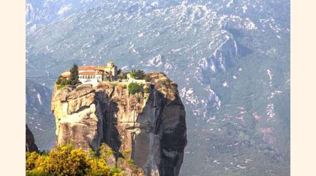 METERORA, GRECIA. Uno de los sitios más especiales del planeta es Meteora, un conjunto de peñascos de piedra arenisca formados bajo el mar hace 30 millones de años y situados en la llanura de Tesalia. Lo que más sorprende son los monasterios que coronan a
