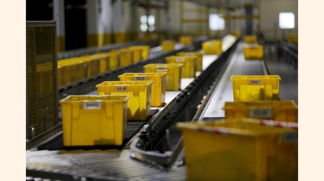 En el 2012, Amazon adquirió Kiva Systems por US$ 750 millones; sin embargo, el gigante de comercio electrónico tiende a mantener en secreto o fuera del foco de los medios el interior y operación de sus centros de distribución. Aquí se muestra como se tras