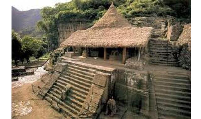 Cuauhcalli. En Mexico se encuentra el edificio Cuauhcalli, que significa 'Casa del sol' o 'Casa de las águilas'. Es uno de los pocos edificios monolíticos en el mundo, es decir, tallado de una sola piedra, y único en América. En la épo