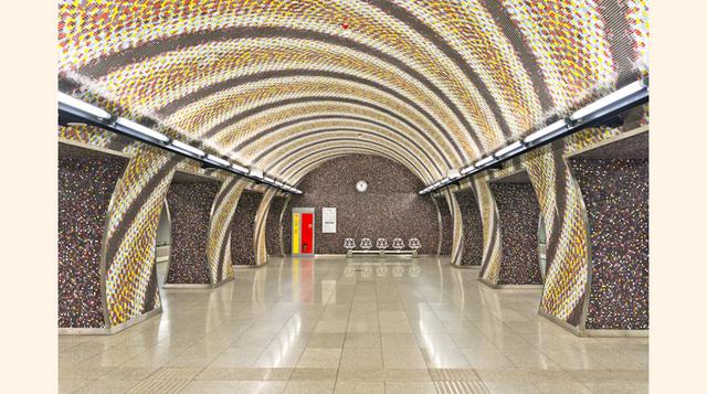 14. Miles de azulejos conforman las paredes de la estación Sznet Gellert Square en Budapest, Hungría, diseñada por Spora Architects y el artista Tamás Komoroczky. Los intrincados mosaicos forman arcos en el interior de los recintos sagrados de la estación