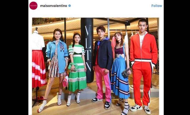 FOTO 9 | Valentino. Y desde Roma, Italia en 1960 Valentino comenzó a hacer de la moda algo extravagante, clásico y con estilo. Desde entonces sus diseños se han considerado de lo mejor de la moda europea, sobre todo para las mujeres jóvenes que buscan lucir frescas y femeninas.