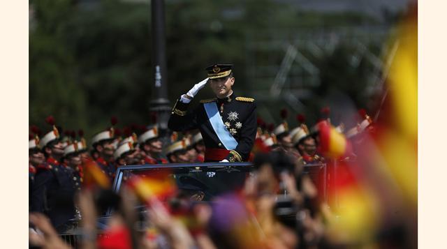 El nuevo rey de España saluda a la multitud mientras es conducido al Palacio Real de Madrid en un descapotado Rolls Royce. (Foto: AP)
