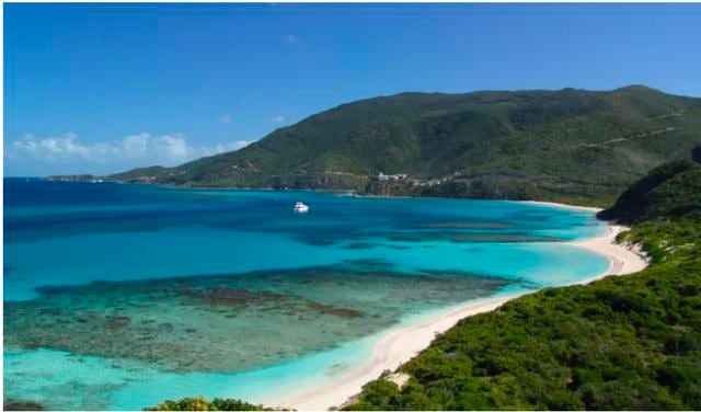 FOTO 4 | 7. Las Islas Vírgenes Británicas se han ganado la reputación de ser el patio de juegos de los británicos adinerados. Sir Richard Branson, el fundador y director general de Virgin Corporation tiene un chalet en una isla privada que suele ser alquilada por aquellos con alto poder adquisitivo. La Isla de Guana es otro sitio exclusivo. No dispone de acceso público, lo que significa que tiene que volar hasta Beef, la isla vecina, y luego navegar en el bote del complejo turístico para poder llegar a su destino final.
Guana tiene alrededor de 362 hectáreas de playas vírgenes de arenas blancas y tiene capacidad para albergar a 30 invitados. Allí se ofrecen lecciones de yoga y de tenis. También podrá practicar buceo de superficie y otras actividades al aire libre, como avistaje de aves o caminatas. Una cabaña con vista al mar le costará alrededor de $700 la noche en temporada baja — y no espere que los precios bajen de ese monto, puede hasta llegar a pagar el triple por un chalet en temporada alta.