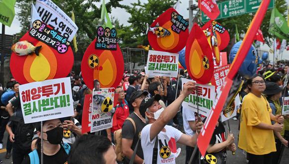 Manifestantes surcoreanos asisten a una manifestación contra el plan de Japón de descargar agua tratada de la planta nuclear de Fukushima, en una carretera cerca de la embajada japonesa en Seúl el 8 de julio de 2023. (Foto de Jung Yeon-je / AFP)