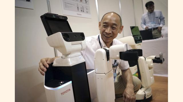 El creador del robot, Kouichi Ikeda, se toma en serio la idea de utilizarlo para ayudar en casas corrientes. Primero para personas con discapacidad, y después para ancianos en general.