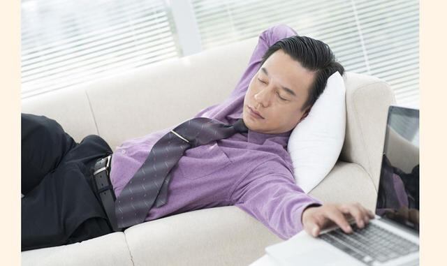 Una buena siesta: Parece una broma, pero no lo es. El psicólogo Ron Friedman destaca que una siesta aumenta la productividad, el estado de alerta, acelera los reflejos motores, mejora la precisión y la toma de decisiones, impulsa la creatividad y refuerza