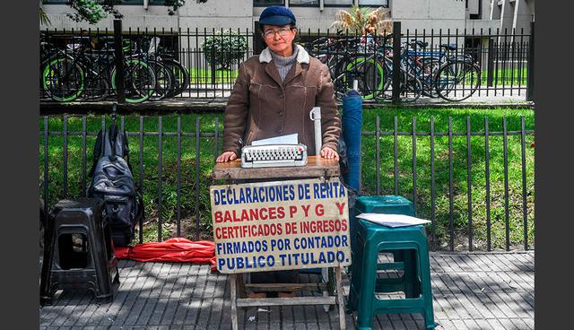 FOTO 5 | Colombia. Candelaria Pinilla posa para fotos en Bogotá, el 9 de abril del 2018. Los escribentes son expertos en llenar formularios como impuestos a la propiedad, impuestos vehiculares, retención de impuestos y declaración de impuestos. Además, llevan a cabo derechos de petición, declaraciones juradas e incluso cartas. (Foto: AFP)