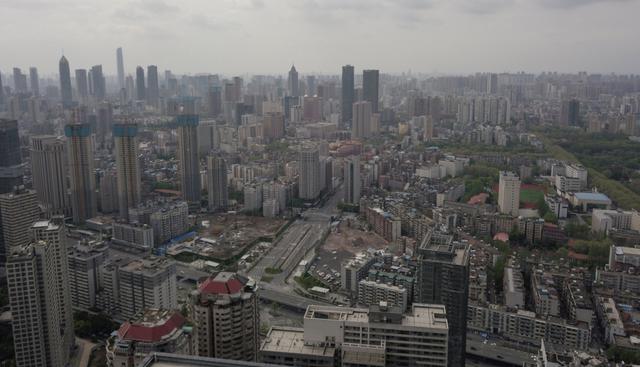 A partir de mañana, además, volverán a operar los vuelos desde y hacia Hubei, aunque no en Wuhan, que deberá esperar hasta el 8 de abril para autorizar salidas de la urbe, y habrá que aguardar más antes de retomar los vuelos internacionales y los que la conectan con la capital china. (AFP).