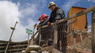 Mineros artesanales firman 24 contratos de explotación en Puno
