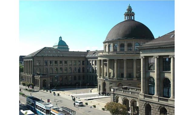 ETH Zurich. Esta universidad suiza es toda una institución. Y es que cuenta con 21 premios Nobel entre estudiantes o profesores. Su puntuación es de 85,4.