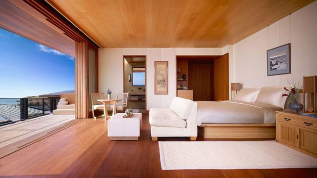FOTO 8 | Nobu Ryokan – Malibu, situado a lo largo de Carbon Beach en Malibu, este es el primer hotel de la marca Nobu Ryokan, propiedad del multimillonario Larry Ellison, el chef Nobu Matsuhisa, el actor Robert De Niro y el productor de cine Meir Teper.
Lo que alguna vez fue un motel de playa vintage de 1950, ahora consta de 16 habitaciones, 11 de las cuales incluyen vistas al mar y terrazas.