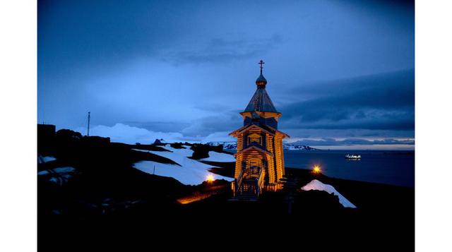 Foto de la iglesia Santísima Trinidad, en la estación de Bellinghausen de Rusia en la Isla Rey Jorge, Antártida. La Santísima Trinidad es la Iglesia ortodoxa oriental más austral del mundo. En su campanario se ha montado un faro para guiar a los buques. (