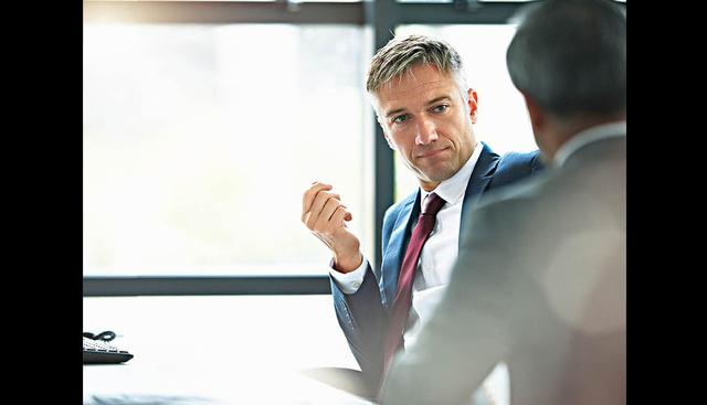 FOTO 3 | 3. QUE SEA CORTO Y SIMPLE
image
Los expertos aconsejan emplear la sencillez. ya que un nombre te identificarán ante tus clientes. Las posibilidades son muy amplias:

- Puedes emplear siglas. Son muy abundantes: BMW, BBV, ABC, ONU, FNAC. etc. En muchos casos. como por ejemplo IBM, se ha perdido el original (International Business Machines). Una sigla no proporciona ninguna especialidad o diferenciación con respecto a sus competidores. Y menos, si no somoscorporaciones conocidas. 

- Un nombre. Yves Saint Laurent firma sus vestidos, lápices de labios o perfumes; Mercedes era el nombre de la hija de Daimler Benz. Adidas es la contracción de Adolph Dassler. Danone, un apelativo cariñoso con el que el propietario de la marca llamaba a su hijo Daniel y Calvin Klein ha perdido su nombre en favor de su ropa.