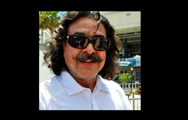 FOTO 7 | 4. Shahid Khan. Nacido en Paquistán se mudó a los Estados Unidos a los 16 años para estudiar Ingeniería Mecánica en la Universidad de Illinois. Antes de graduarse trabajó para el fabricante de autos Flex-N-Gate, compañía que luego compraría.

El primer trabajo de Khan consistía en lavar la vajilla en un restaurante y recibía una paga de $1,2 por hora (€1), mientras que su primer alojamiento era un cuarto que le costaba $2 (€1,70) la noche. Hoy es uno de los dueños multimillonarios de equipos de NFL, con sus Jacksonville Jaguars, y también propietario del equipo de la Premier League de Inglaterra, Fulham FC. (Foto: Foto por Melissa Hillier, via Wikimedia Commons)