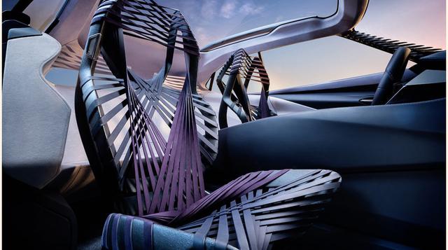 Lexus utilizó su "Kinetic Seat Concept" o asiento Cinético. Estos asientos se ajustan para acomodar el peso del conductor y otras fuerzas externas colocadas en el cuerpo por el movimiento del vehículo utilizando una red flexible hecha de seda de