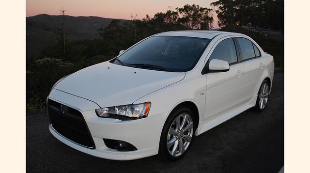 Lancer GT (Mitsubishi). Su frente es la parte frontal que más llama la atención, sobre todo por las rejillas y los faros alargados.