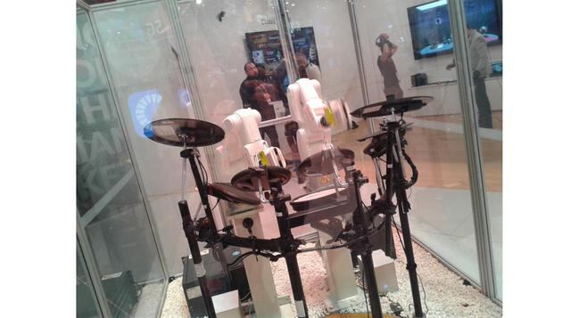 Huawei y la europea Kuka presentaron un robot que desarrollan como proyecto colaborativo. En esta oportunidad, el prototipo puede tocar la batería.