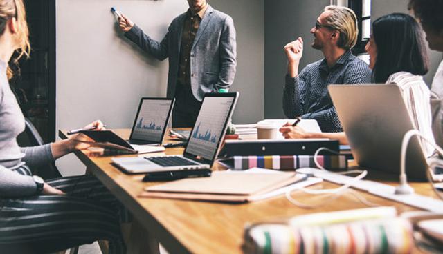 Foto 2 | ASISTIR A EVENTOS DE RELACIONAMIENTO Y CAPACITACIONES: Como emprendedor, siempre debes estar “en todas” y  capacitarte constantemente. Por ello, es importante que puedas relacionarte en eventos ligados al ecosistema emprendedor y presentarte con emprendedores, inversionistas y organizaciones que pueden ayudarte a seguir creciendo. Además, mapea qué capacitaciones pueden ayudar a reforzar tus conocimientos. No olvides tus tarjetas y preparar un buen speech. (Foto: Freepik)