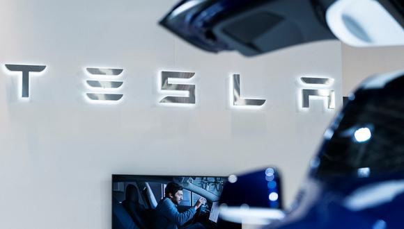 A Tesla logo is pictured during the Brussels  Motor Show on January 9, 2020 in Brussels . (Photo by Kenzo TRIBOUILLARD / AFP)