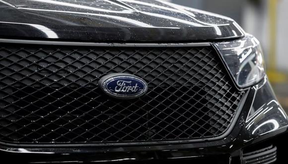 El logotipo de Ford se ve en un automóvil Ford Explorer 2020 en la planta de ensamblaje de Ford en Chicago, Illinois, EE. UU., 24 de junio de 2019. REUTERS/Kamil Krzaczynski