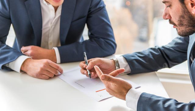 FOTO 12 | 12. Dejar que otros consuman su tiempo. Pocas veces tenemos en cuenta el tiempo que perdemos por obra y gracia de terceros, desde el “oye, ¿te puedo hacer una pregunta?” pasando por la guerra de e-mails, las salidas al café o las juntas en las que no tienes participación ni injerencia. Es tiempo que te quitan para terminar tu trabajo e incluso para salir a tu hora. Cuídalo. Recomendación: Diferenciar las ocasiones en las que otros necesiten hablar contigo con aquellas en las que quieran hablar contigo, decir asertivamente que en este momento no tienes tiempo pero te gustaría tratar ese tema más adelante, tener una agenda de actividades para evitar ser molestada e incluso algunos trucos sencillos como escribir mientras viene esa persona que distrae, usar audífonos o hacer una llamada de trabajo. No fallan. (Foto: Freepik)