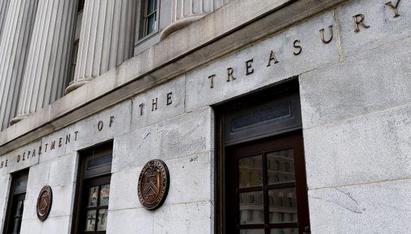 El Tesoro también dijo que espera que el Congreso eleve o suspenda el límite de endeudamiento de Estados Unidos a su debido momento, y que podría tomar ciertas medidas extraordinarias si los legisladores no lo hacen. (Photo by Olivier DOULIERY / AFP)
