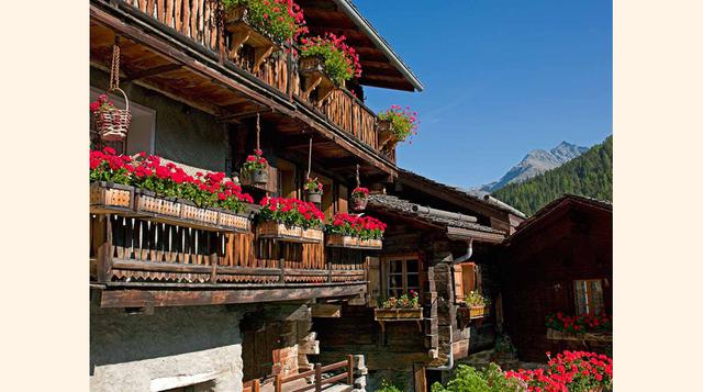 Grimentz, Suiza,“¿Quién tiene los geranios más rojos del pueblo?”. Esto se oye muy a menudo por las calles y mentideros de Grimentz, aldea encantadora del Valle de Anniviers.Aquí funciona muy bien la mezcla clorofila   madera hasta el punto de ser una exc