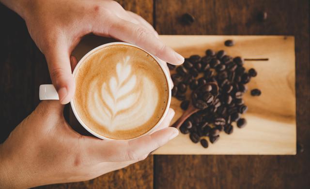 No abuses del café
Aunque el café y otros productos con cafeína te mantienen despierto durante muchas horas, no es recomendable que los consumas el día antes del examen consiguen mantenerte despierto durante muchas horas, no es nada aconsejable que los tomes el día antes de un examen. El problema radica en que luego de un rato te provocarán un efecto “rebote”, que provocará que te sientas cansado y no puedas concentrarte. (Foto: Freepik)