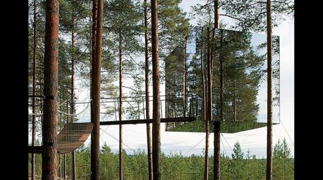 "El reflejo es una forma fanástica de camuflar una habitación y multiplicar la vegetación de alrededor" dice Roke. La caja, suspendida en el bosque, es parte del complejo ecoturístico "Tree Hotel", en Suecia. Fue diseñado por el estudi