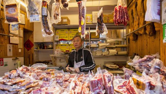 Un hombre vende carne en una tienda callejera de China, el 10 de noviembre de 2020. (Foto: referencial/EFE)