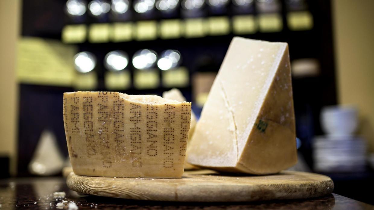 El nombre “Parmigiano Reggiano” se refiere exclusivamente al producto italiano auténtico, recuerda el grupo de productores.
