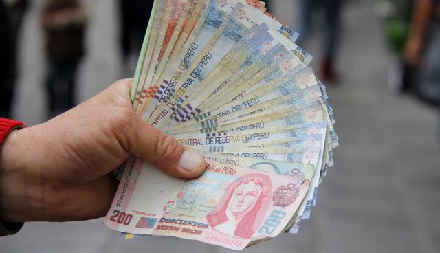 FOTO 4 | 4.      ¿En qué casos el trabajador puede disponer de la CTS? Se puede disponer del 100% de la CTS en caso de cese. Para ello, el trabajador deberá recibir de su empleador, en un plazo máximo de 48 horas de producido el cese, un certificado que acredita dicha situación para que la entidad del sistema financiero entregue los fondos al trabajador.

Sin ser cesado, el trabajador podrá realizar retiros parciales que serán equivalentes al 100% del exceso de saldo intangible, que es equivalente a 4 remuneraciones. Este importe será determinado con la información que proporcione el empleador a la empresa del sistema financiero. (Foto: Andina)