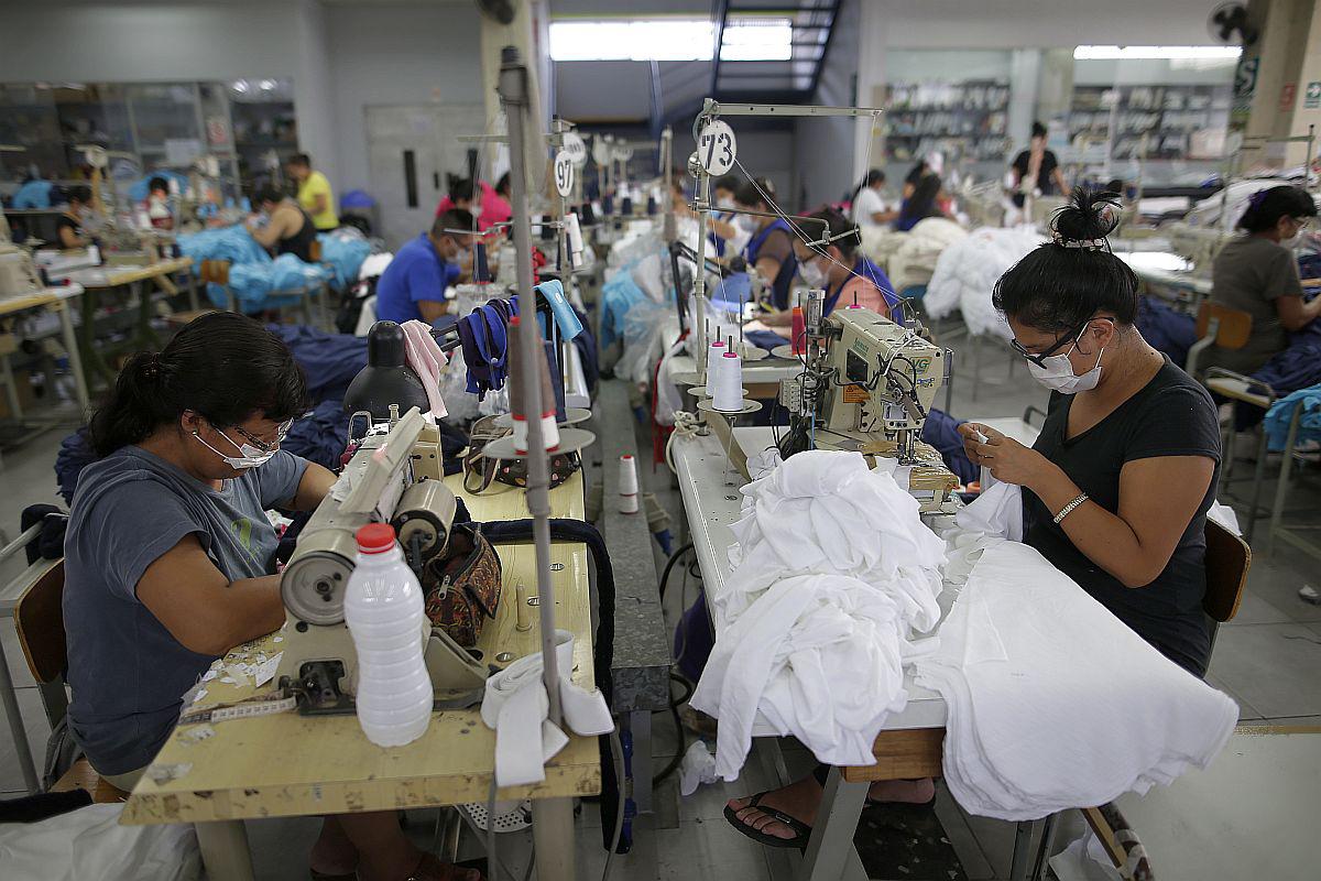 El sector textil-confecciones se encargará de producir indumentaria médica. (Foto: GEC)