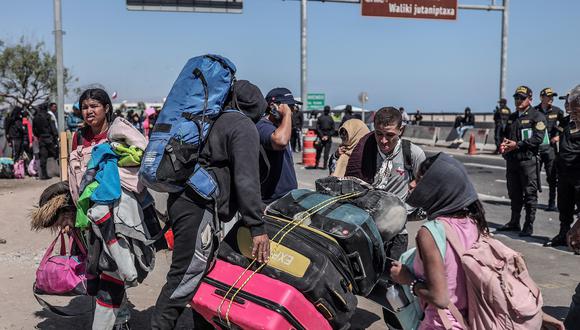 La presencia de migrantes en la zona limítrofe aumentó aproximadamente a 300.  (Foto de ALDAIR MEJIA / AFP).