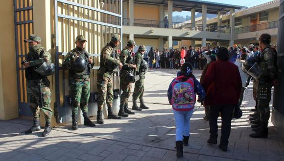 Los principales colegios se encuentran fuertemente resguardados por agentes de la policía (Foto: Miguel Neyra)