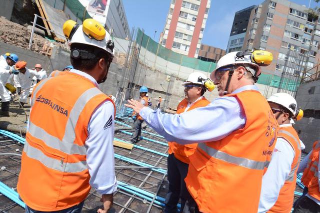 4.- Estacionamiento subterráneo. Esta obra se construye actualmente bajo las calles Lima y Medalla Milagrosa. De acuerdo a la Municipalidad de Miraflores, tiene un avance de 54.5% y con ella se busca disminuir el déficit de parqueos en el distrito.