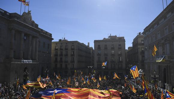 Más de 5.7 millones de personas podían votar para elegir legisladores del parlamento autonómico, situado en Barcelona. (Photo by Josep LAGO / AFP).