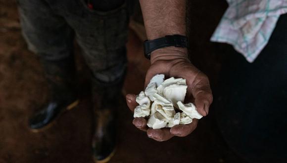 Un trabajador sostiene pasta de coca en La Paz, departamento de Guaviare, Colombia.