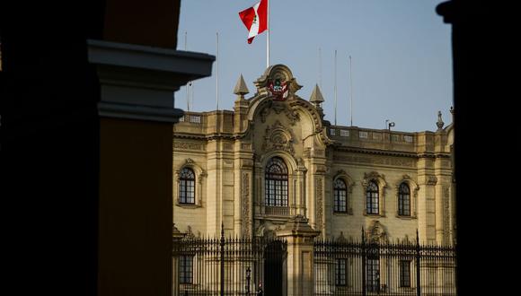Una bandera peruana ondea en el Palacio de Gobierno en Lima, Perú, el martes 3 de setiembre de 2019. Fotógrafo: Miguel Yovera/Bloomberg