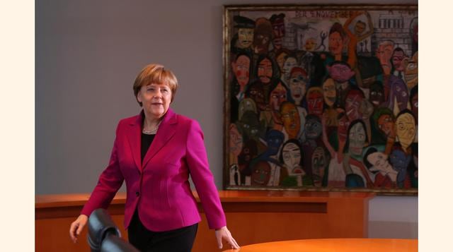 Angela Merkel (60), canciller de Alemania. La mujer más poderosa del mundo (Forbes) siempre va con pantalón oscuro, zapatos negros con plataforma  y chaqueta con tonos que van desde los pasteles hasta los intensos rojo o naranja. Sus colores favoritos son
