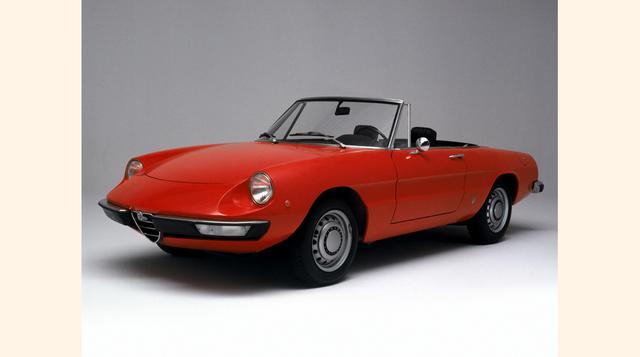 Alfa Romeo Spider Duetto (1966 a 1969). Compacto, ágil y pleno de gracia, este fue el último diseño firmado por el propio Battista Pininfarina. (Foto: Autocosmos)