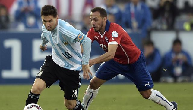Marcelo Díaz. Marcelo Díaz estaría desde el arranque. Juega por el  Hamburgo de Alemania y está valorizado en más de 2 millones 800 mil dólares.  (AFP)