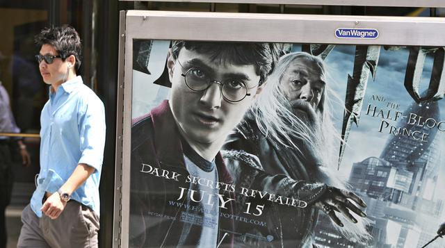 La saga de Harry Potter se había establecido en una recaudación mundial de US$ 900 millones por película. Lionel Wigram tuvo una idea fabulosa: dividir la última entrega de la saga en dos películas. La primera recaudó 900 millones, la segunda 1,300. ¿Cómo
