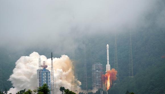 "El satélite ha entrado en órbita y desplegado sus paneles solares. No hay ninguna anomalía, el lanzamiento ha sido un completo éxito", aseguró tras la operación el comandante Yin Xiangyuan, que ofreció la cuenta atrás previa al lanzamiento. (EFE)