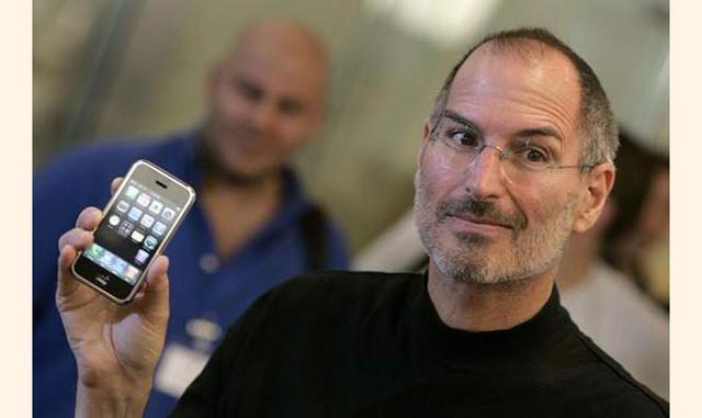 Bajo el liderazgo de Jobs, Apple presentó el primer iPhone, uno de los hallazgos más relevantes en el mundo de la tecnología. Así, después de unas cuantas décadas un poco complicadas, la compañía de la manzana mordida incrementó su popularidad, sus ingres