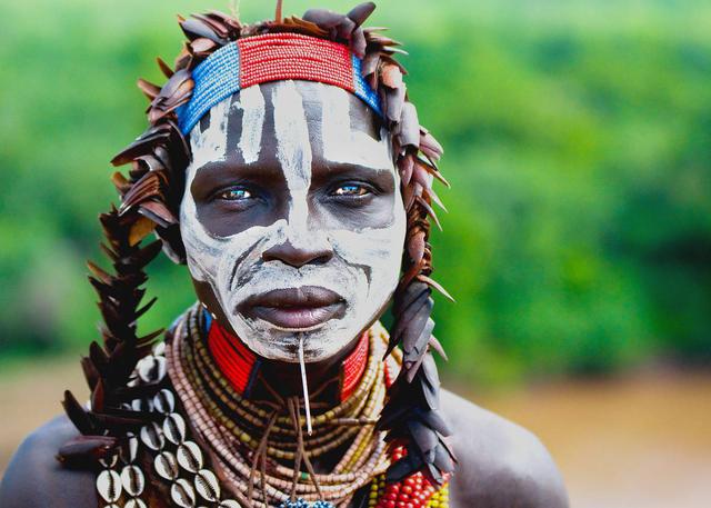 FOTO 14 | 14 Etiopía alejada del turismo
Cuna de la humanidad, el único lugar de África que ha podido preservar toda su historia y culturas casi intactas. O, simplemente, Etiopía, un país “increíble y poco conocido”, según resume Ferrán Martí, director de Tarannà Viajes con Sentido y un enamorado de este trozo de África que, según explica, ofrece un norte de historia milenaria basada en la religiosidad y un sur animista, étnico, tribal. El contacto con distintas etnias –Berta y Gumuz, los Suri, Bodi y Nyangaton, Hamer, Benna, Mursi, Karo, Dassanech, Tsemay o Konso, el pueblo Mugugi– es precisamente uno de los platos fuertes del viaje de 15 días que su agencia ha previsto para agosto, junto con los lugares muy poco o nada frecuentados por el turismo que recorre, como la región de Benishangul o el parque nacional Gambella. El precio rondará los 3.600 euros.